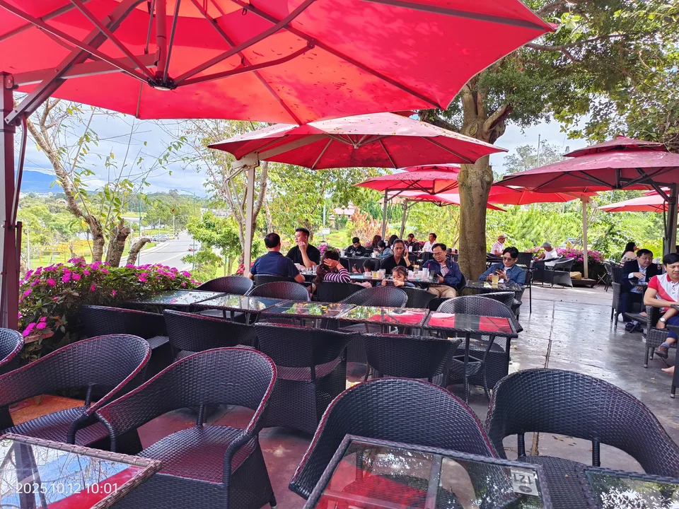 Khu vực ngồi rộng dành cho nhóm khách của quán